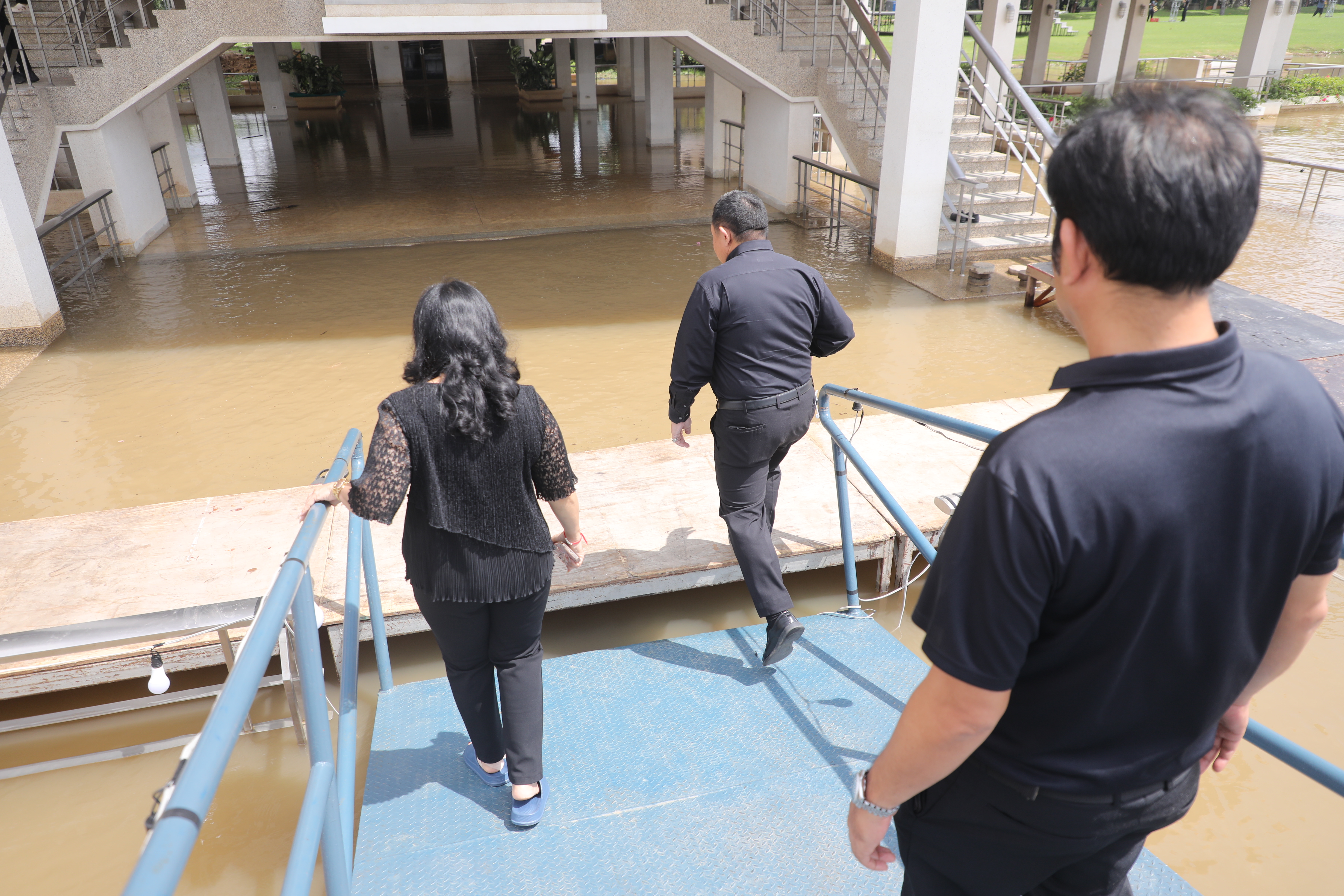 title - เลขาธิการ ส.ป.ก. นายเศรษฐเกียรติ กระจ่างวงษ์ ลงตรวจความเรียบร้อยของงาน 